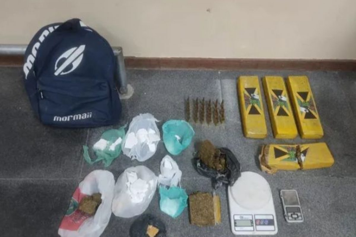 Polícia Militar encontra munição de fuzil e drogas em oficina de Feira de Santana