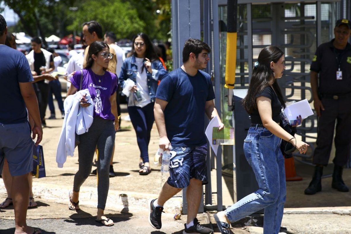 Mais de 190 mil baianos são esperados para segundo dia de prova do Enem neste domingo (20)