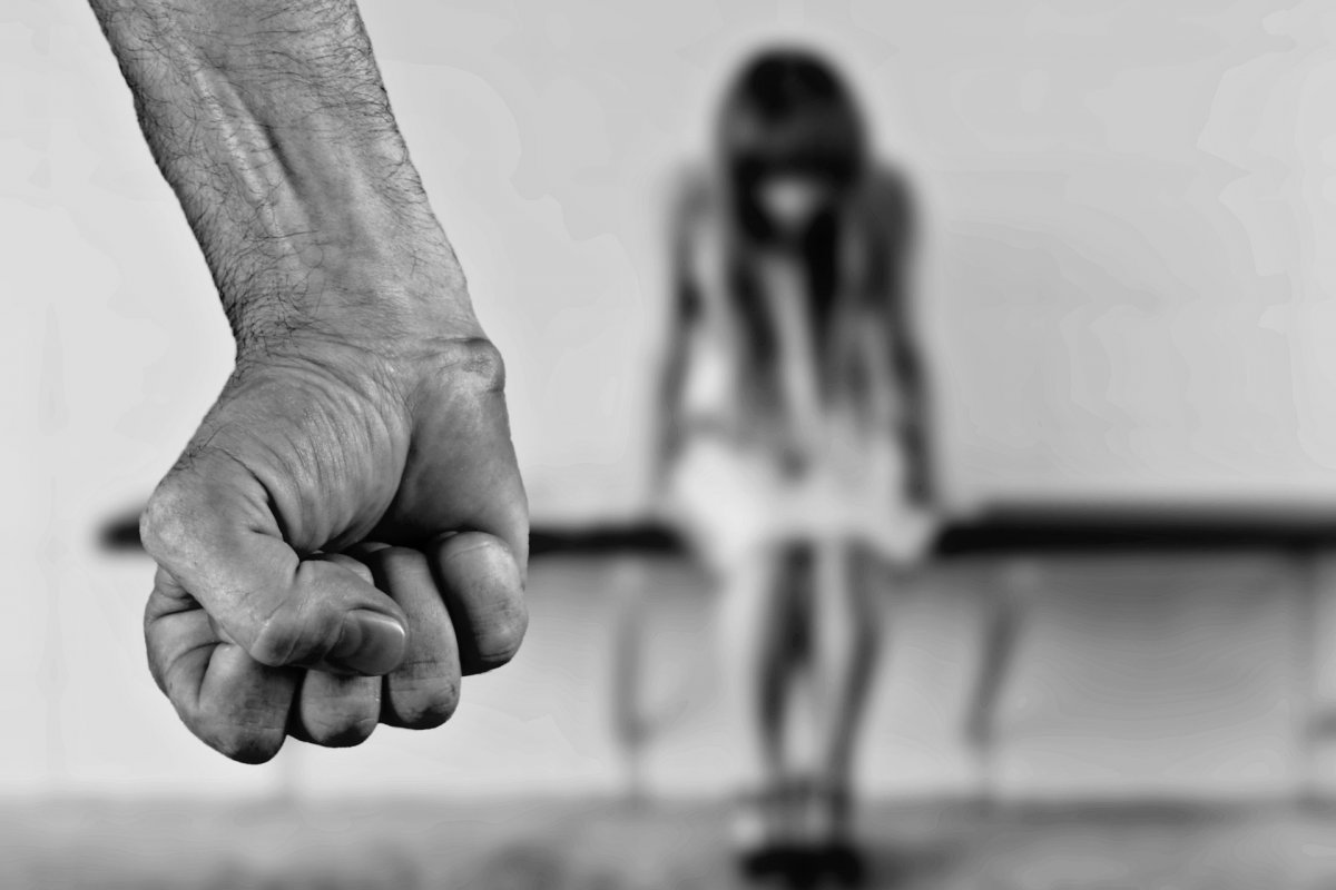 Homem agride mulher com garrafada na cabeça em Curitiba