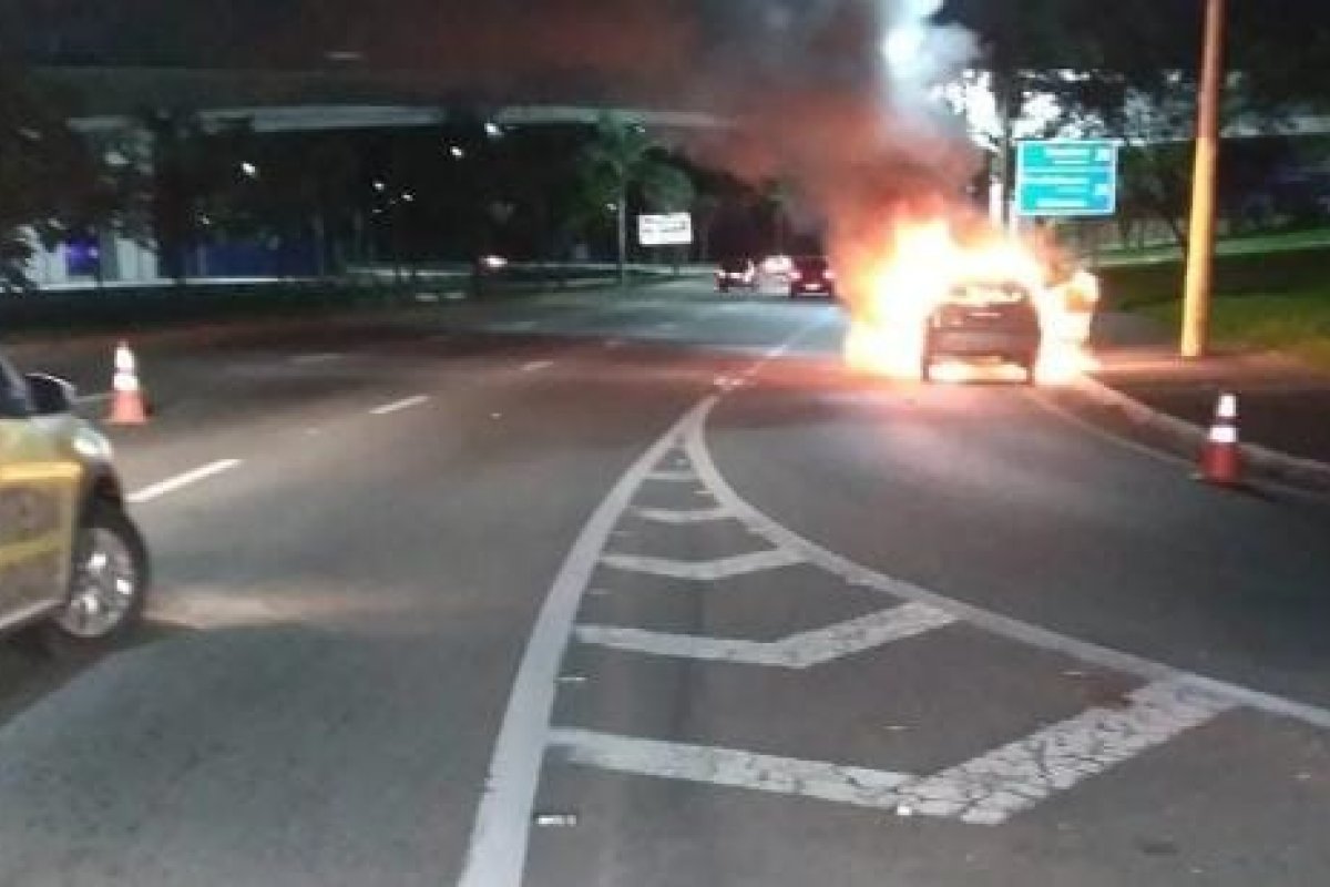 Carro pega fogo na madrugada deste domingo (20) em São José dos Campos