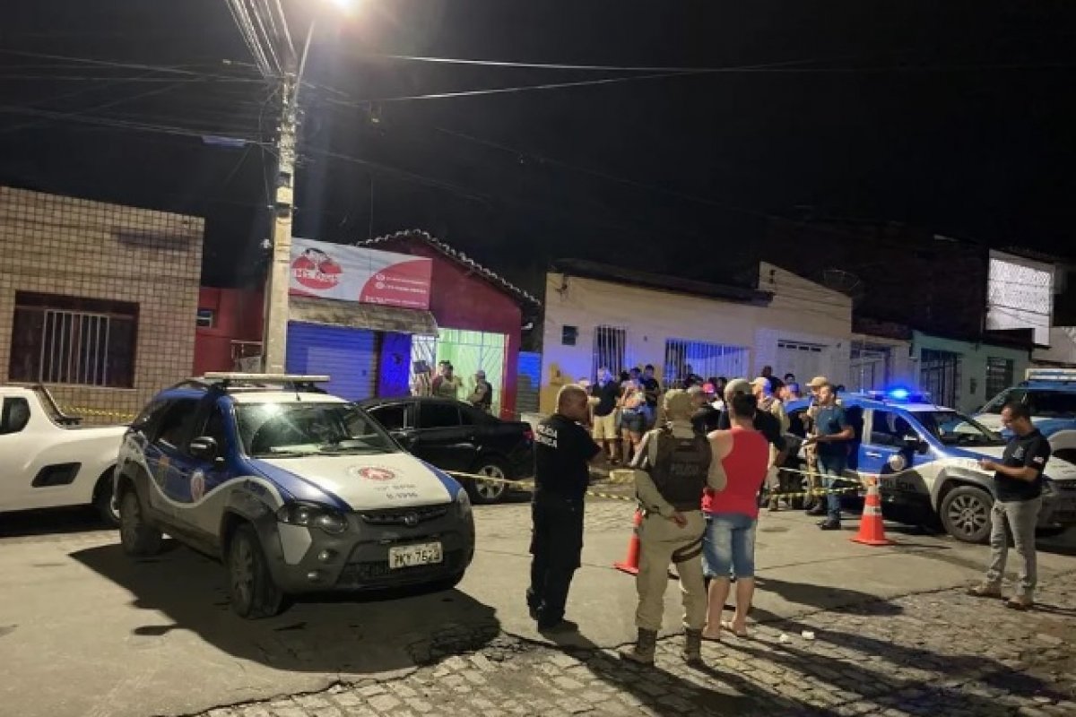 Jovem é assassinado a tiros dentro do próprio carro no interior da Bahia
