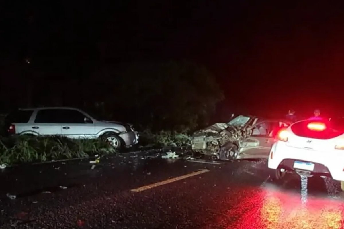 Três pessoas ficam feridas após batida entre três carros na BR-030