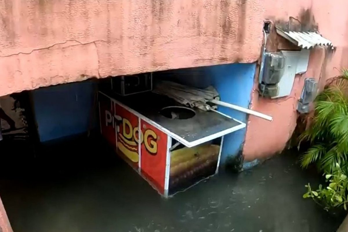 Salvador e cidades do interior da Bahia registram alagamentos após fortes chuva 