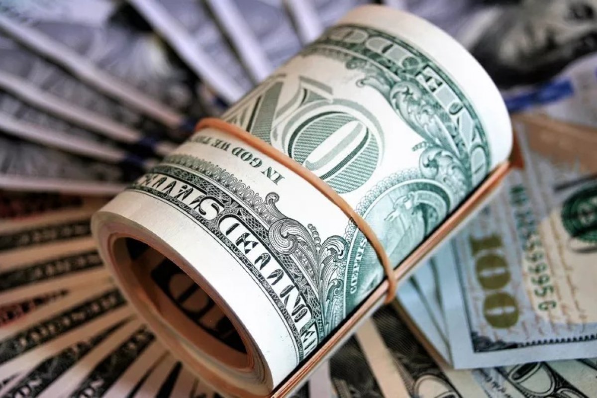 Dólar comercial opera em queda de 0,44%, cotado a R$ 5,35