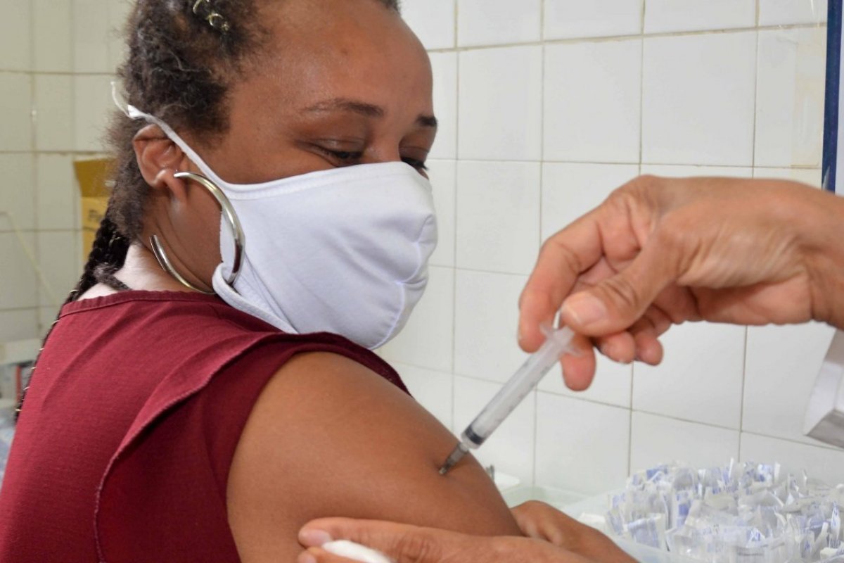 Cerca de 47 mil mortes por Covid-19 poderiam ter sido evitadas com vacinação acelerada, aponta estudo 