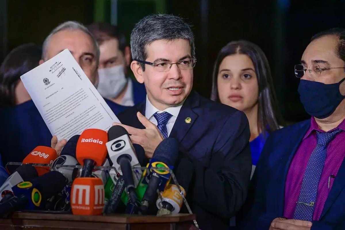Randolfe diz que texto final da PEC de Transição deve ser apresentado até amanhã
