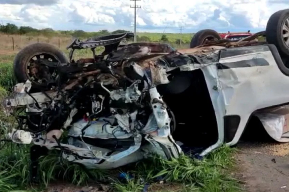 Acidente entre dois carros causa deixa uma pessoa morta e outras cinco feridas em LEM 