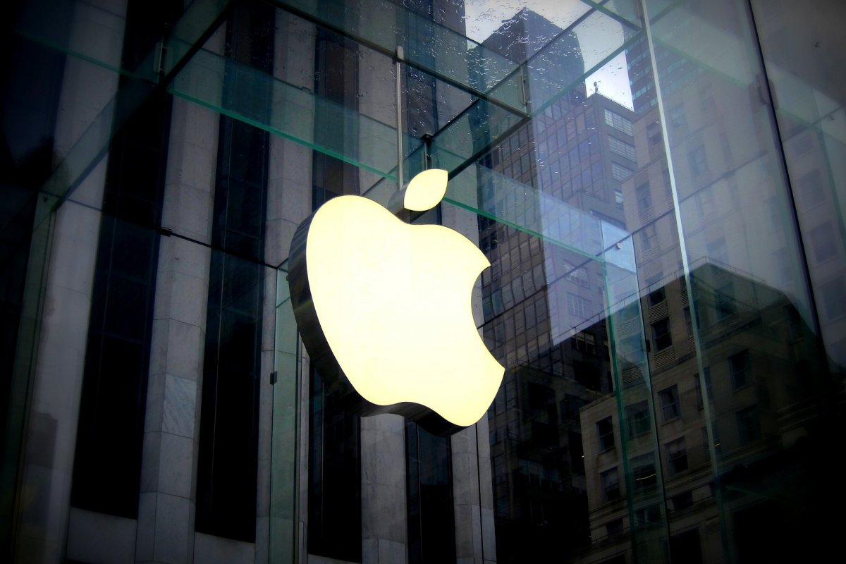 Uma pessoa morre e 16 ficam feridas após um carro invadir loja da Apple nós EUA