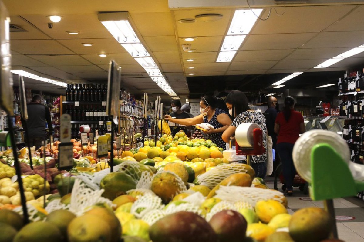Despesas de brasileiros em supermercados aumentam 8% no 3º trimestre de 2022