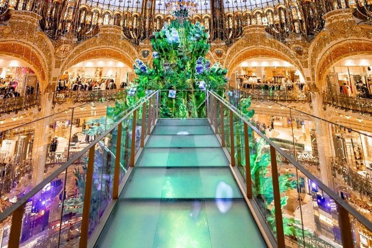 Galeries Lafayette Haussmann celebra o Natal 2022 com "Planeta Sapin", a história de uma amizade entre uma árvore e uma garota!  