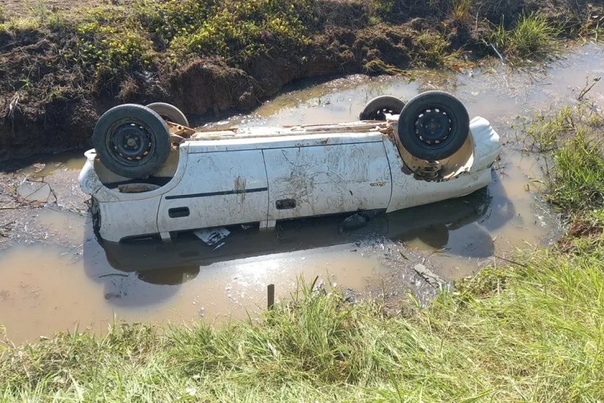 Duas crianças morrem afogadas após carro cair dentro de vala em Santa Catarina 