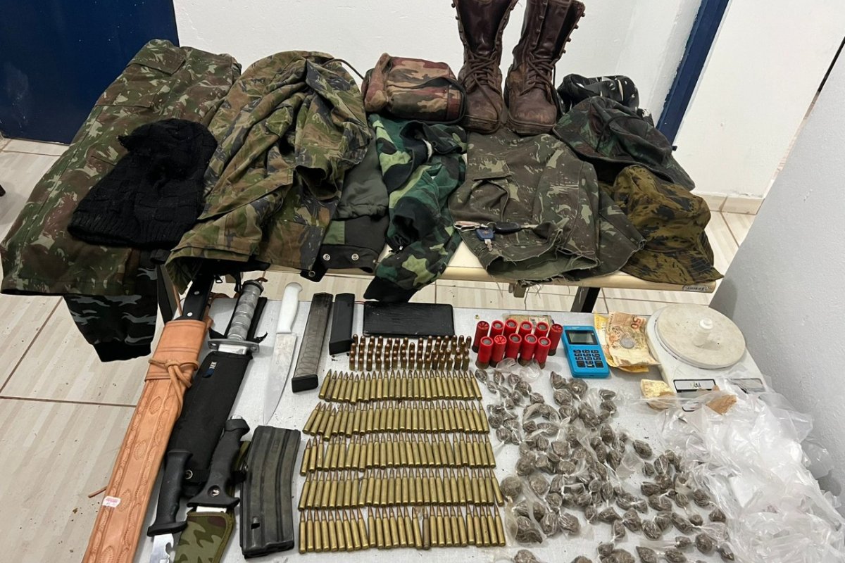 Homem suspeito de tráfico de drogas é preso com munições de fuzil e drogas na Bahia