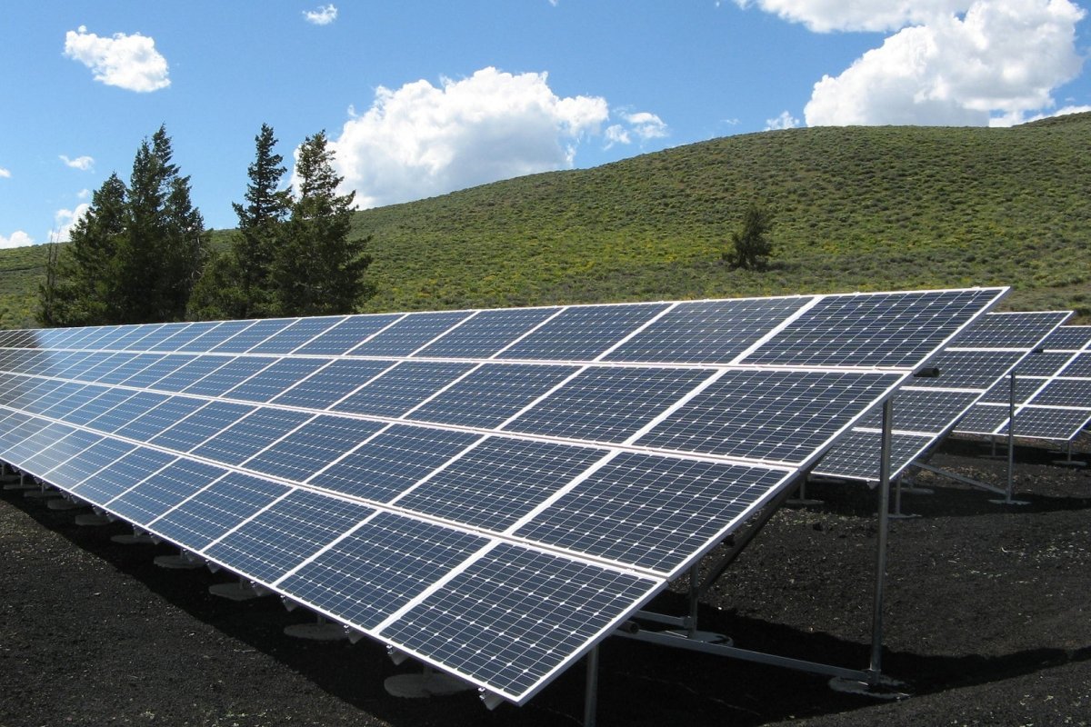 Brasil ultrapassa 22 GW de energia solar e prevê passar potência de eólicas