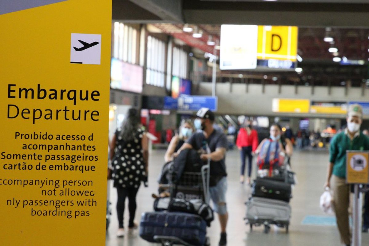 Uso de máscaras volta a ser obrigatório em aeroportos e aviões no Brasil, afirma Anvisa 