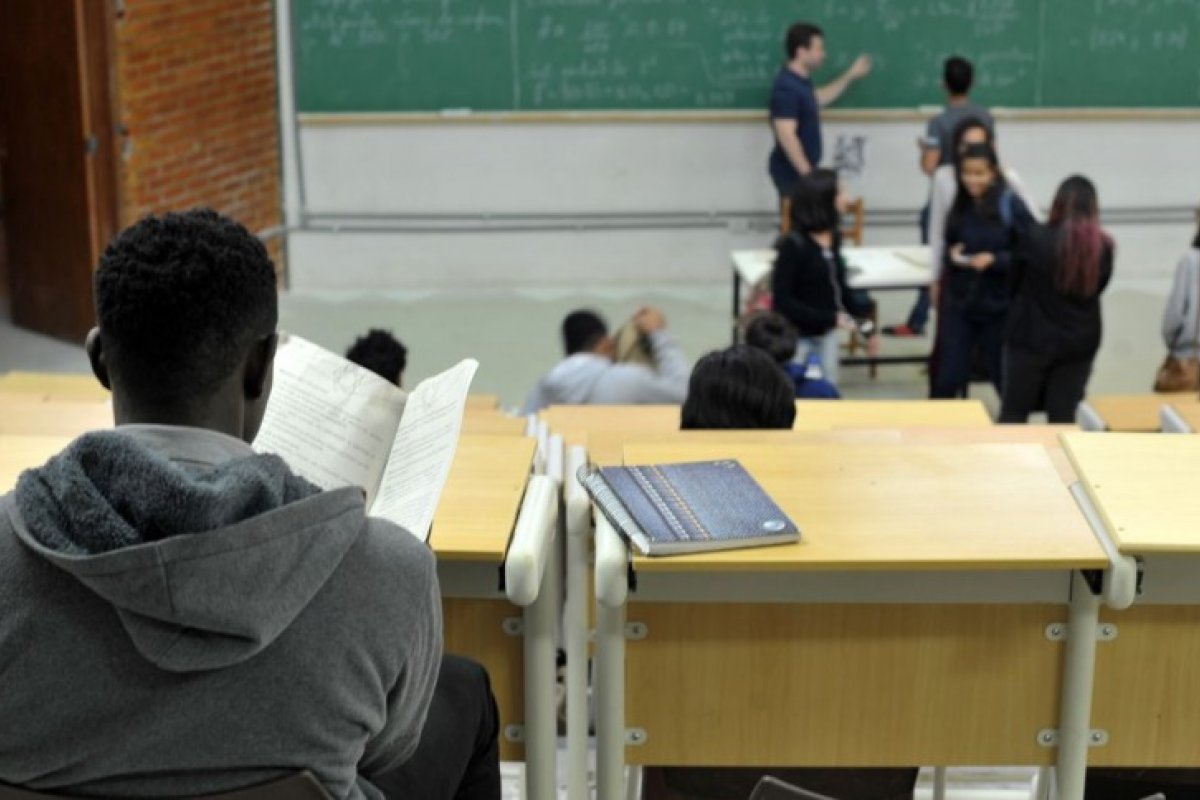 Apenas 3 em cada 10 educadores trabalham com autores negros na grade curricular