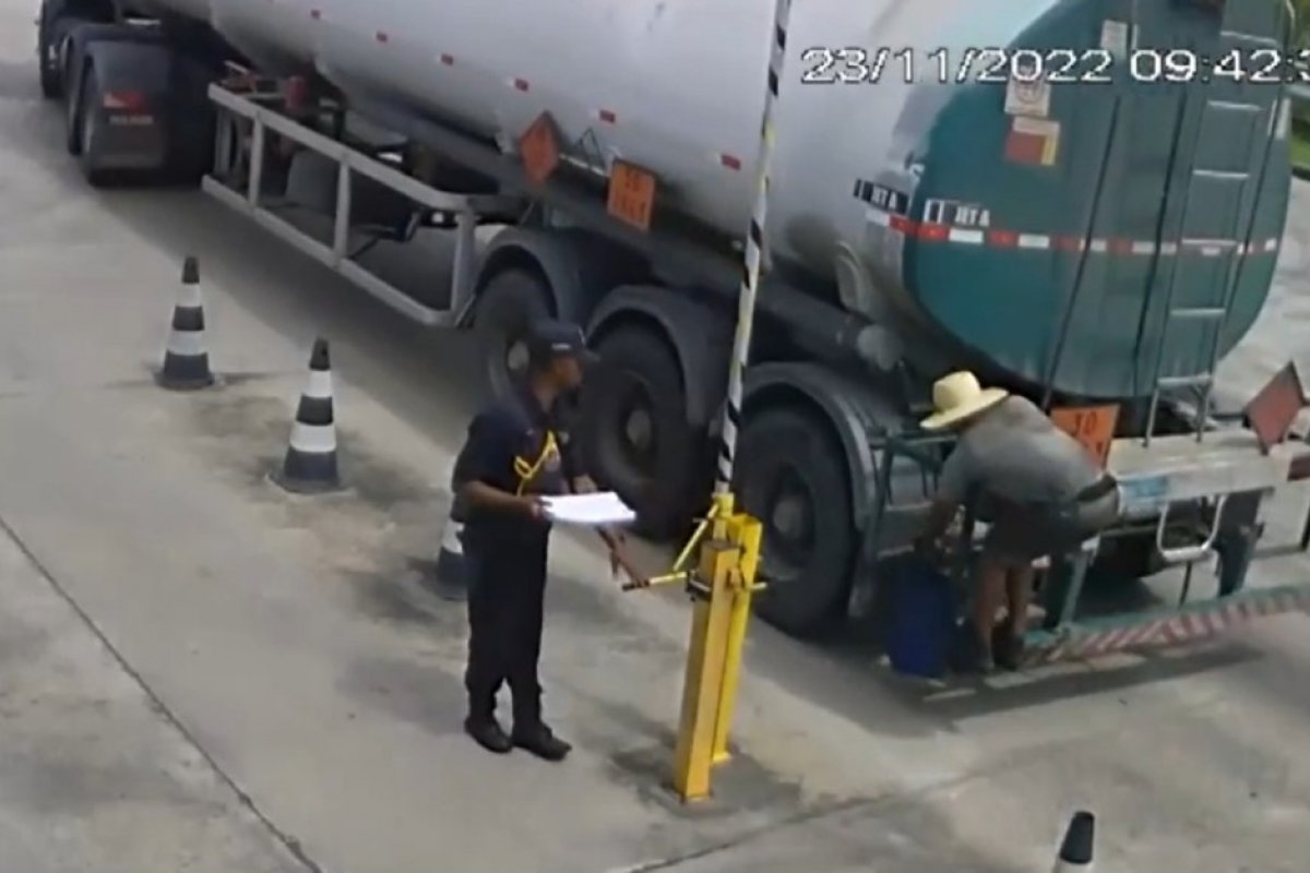 Homens são flagrados furtando restos de combustíveis de caminhões-tanque na Bahia