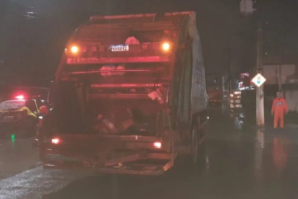 Colisão entre moto e caminhão de lixo deixa homem morto na Bahia