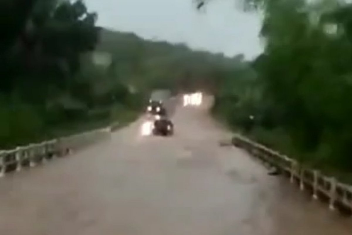 Vídeo: ponte fica inundada em Teixeira de Freitas após forte chuva