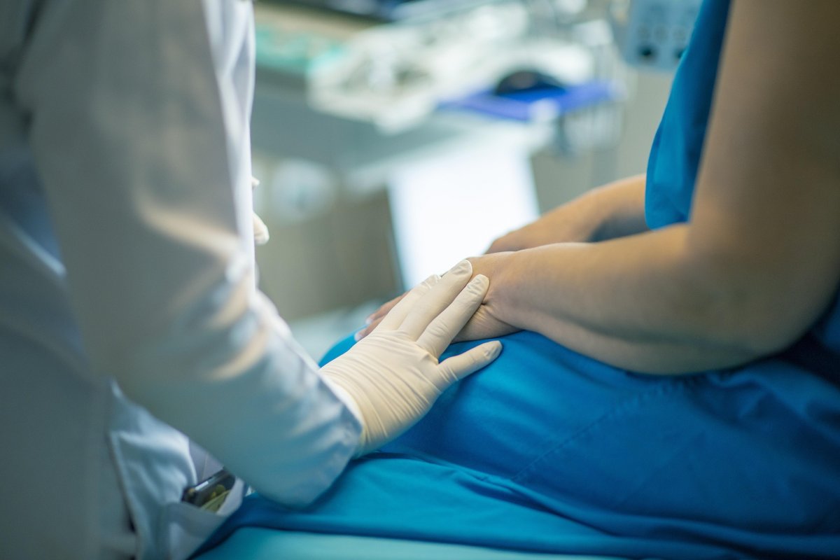 Pesquisa revela que 50% das pessoas já adotaram algum tratamento sem consultar médicos