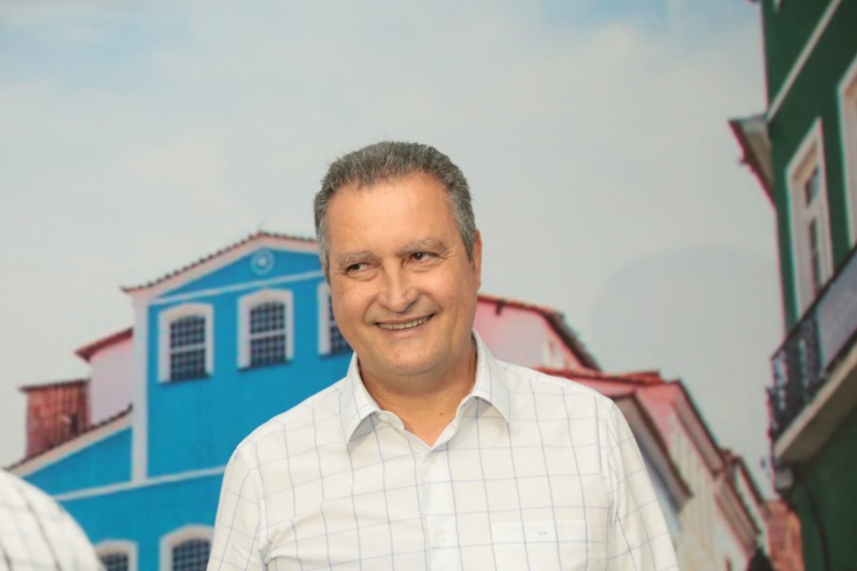 Rui anuncia retorno da obrigatoriedade da máscara em alguns ambientes
