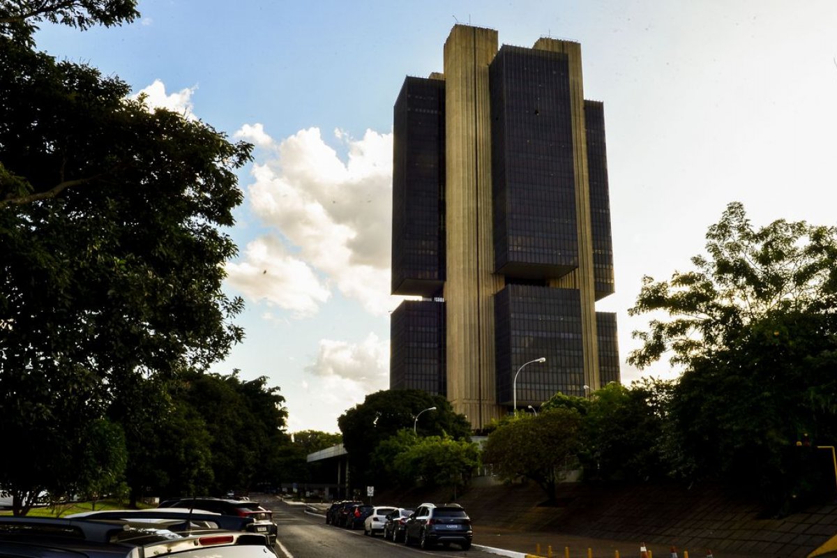 Juros médios cobrados pelos bancos chegam a 42,2% ao ano em outubro, aponta Banco Central