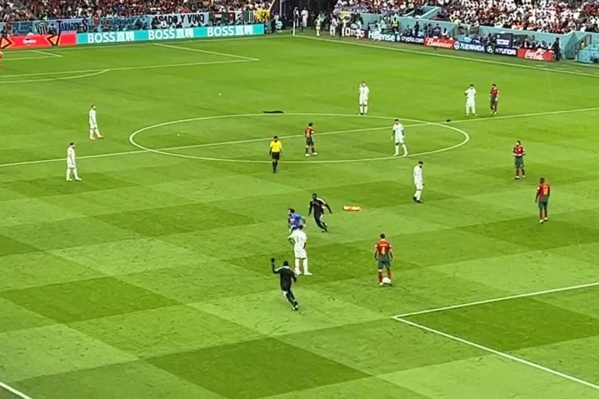 Vídeo: torcedor invade campo com bandeira LGBTQIA+ no Qatar