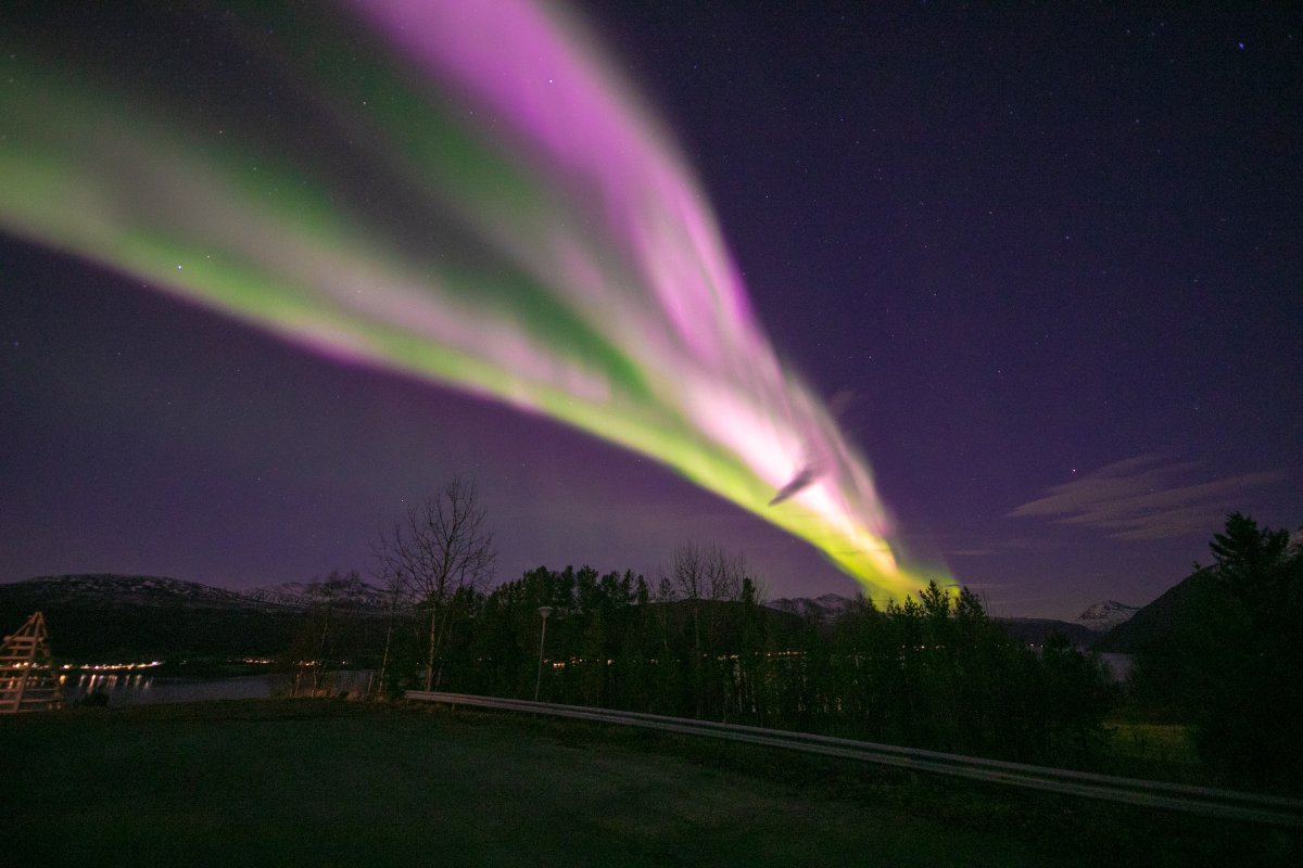 Brasileiro registra aurora boreal pulsante no céu da Islândia! 