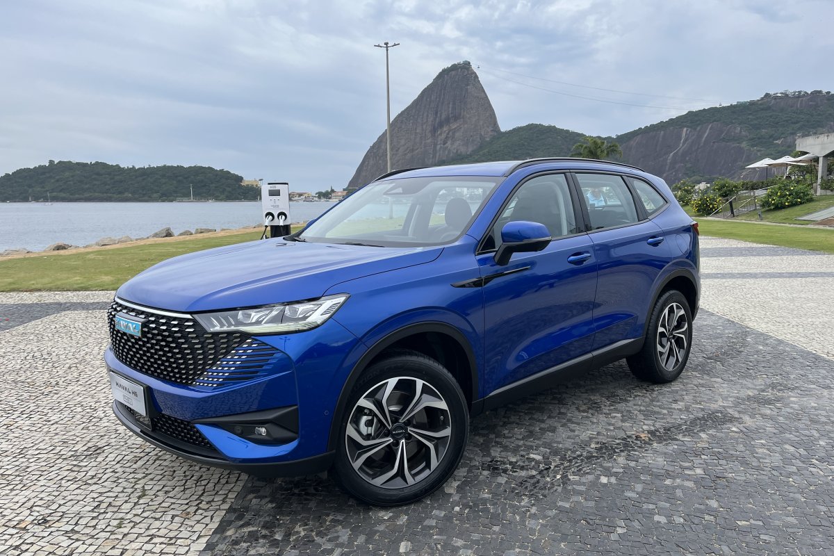 Farol da Bahia acelera o novo HAVAL H6 híbrido 