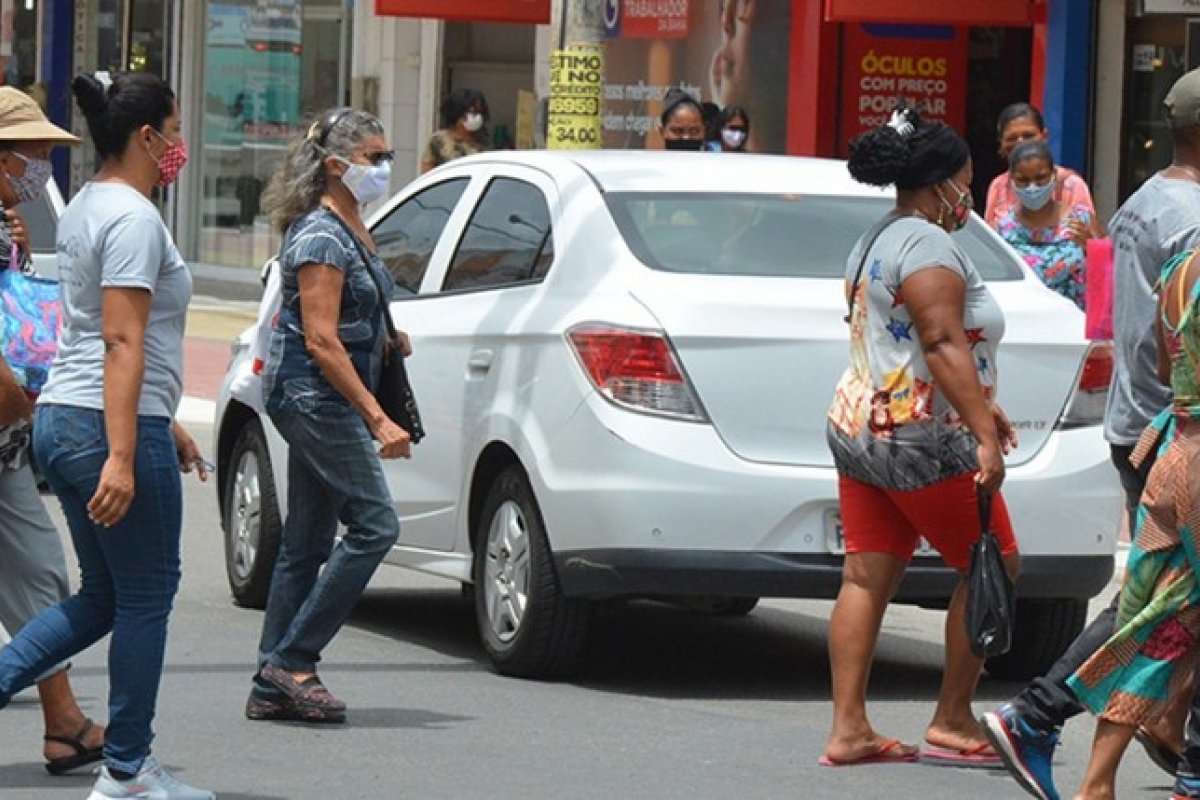 Uso de máscaras volta a ser obrigatório na Bahia em transportes públicos, escolas e restaurantes