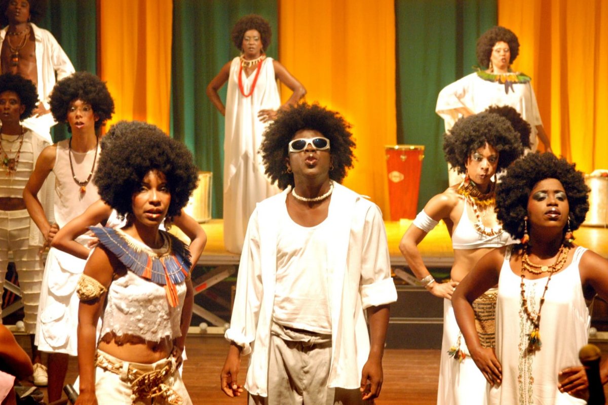 Bando de Teatro Olodum celebra 25 anos de Cabaré da Rrrrraça no Teatro Vila Velha, Campo Grande