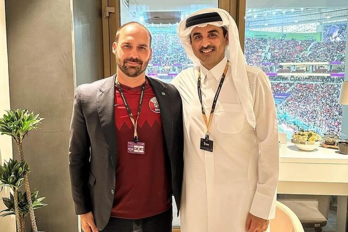 Eduardo Bolsonaro posta foto ao lado do líder do Catar 