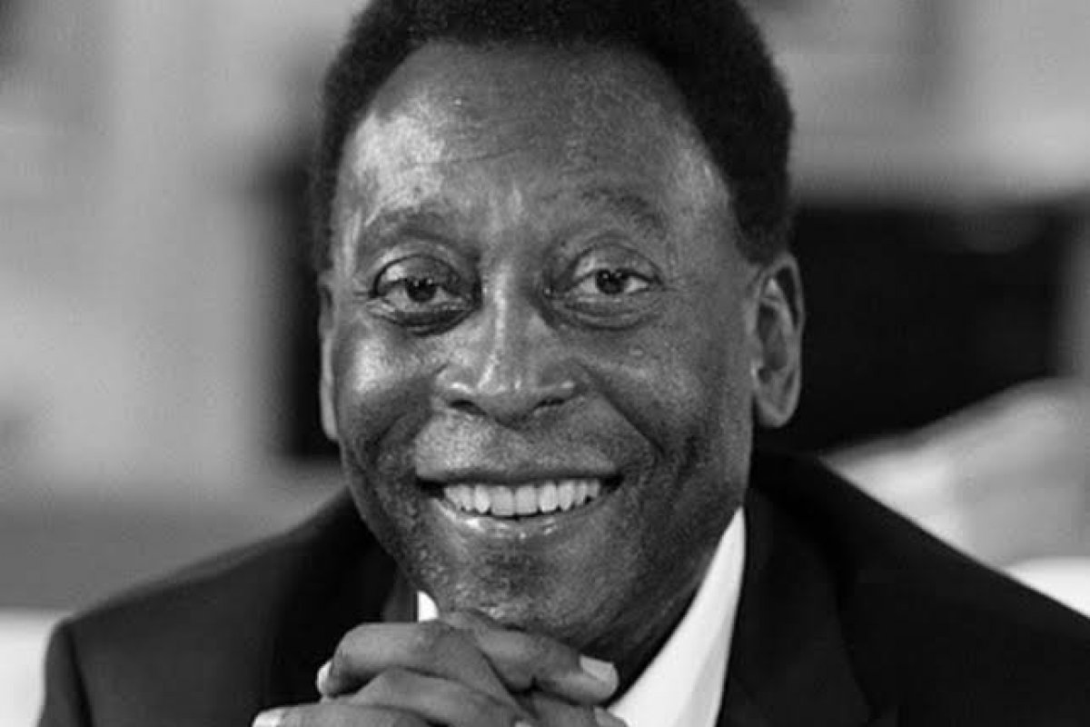 Com bastante inchaço por todo o corpo, Pelé é internado em São Paulo! 