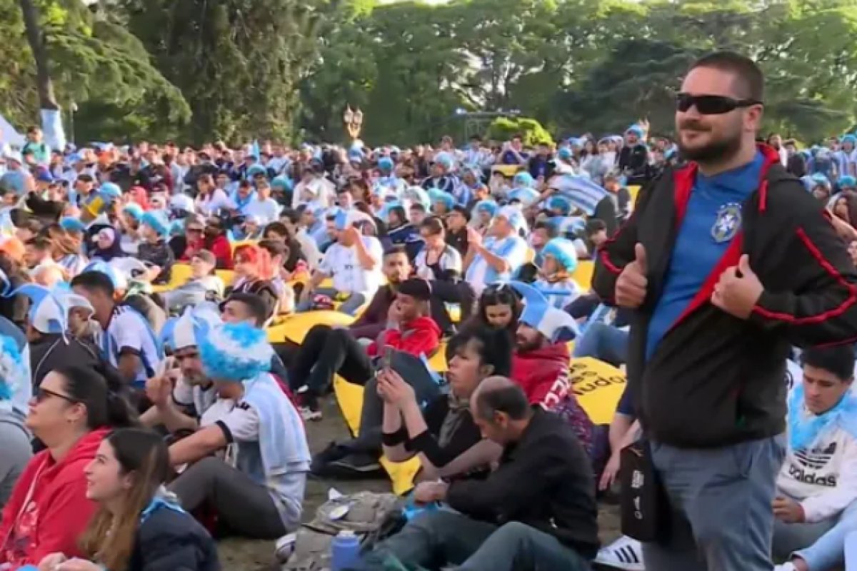 Torcedor brasileiro infiltrado prepara surpresa se Argentina for eliminada
