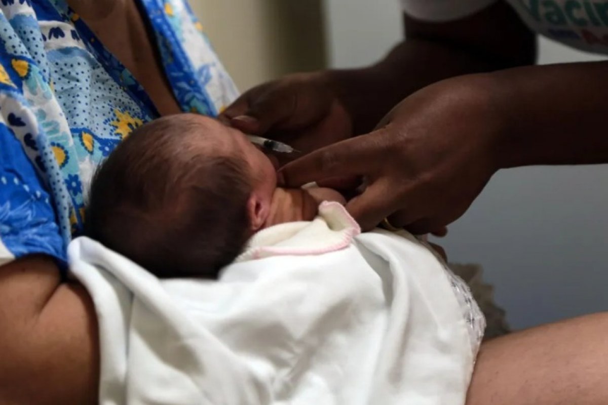 Covid-19: aplicação da 1ª dose da vacina para crianças de 6 meses a 2 anos com comorbidades é iniciada nesta quinta (1º)