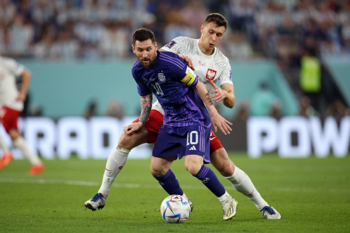 Copa do Mundo: Argentina vence Polônia por 2 a 0 e está nas oitavas; poloneses também avançam
