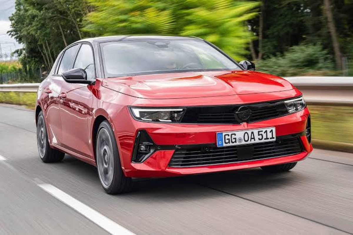 Novo Astra ganha versão elétrica com 416km de autonomia 