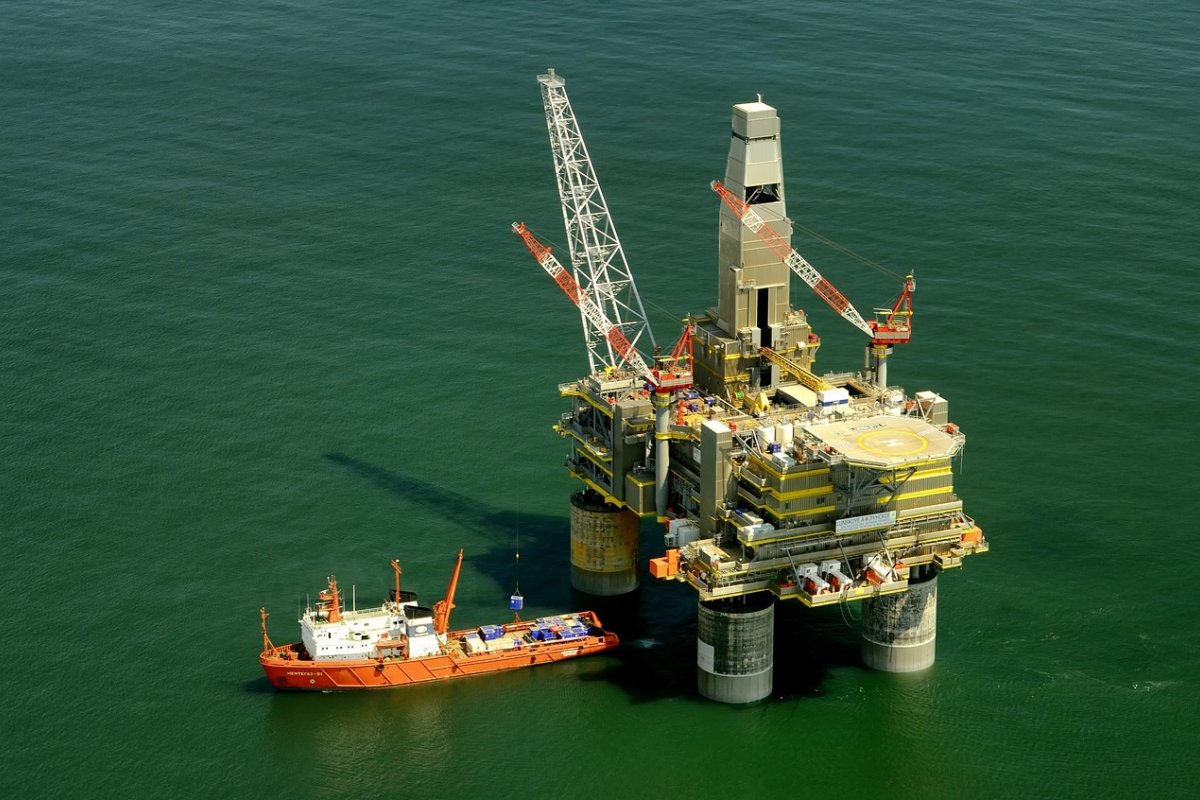Ucrânia diz que teto ao preço do petróleo vai derrubar economia da Rússia