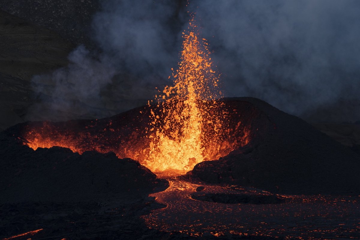 Vulcão no Havaí entra em erupção e ameaça principal rota da Ilha Grande