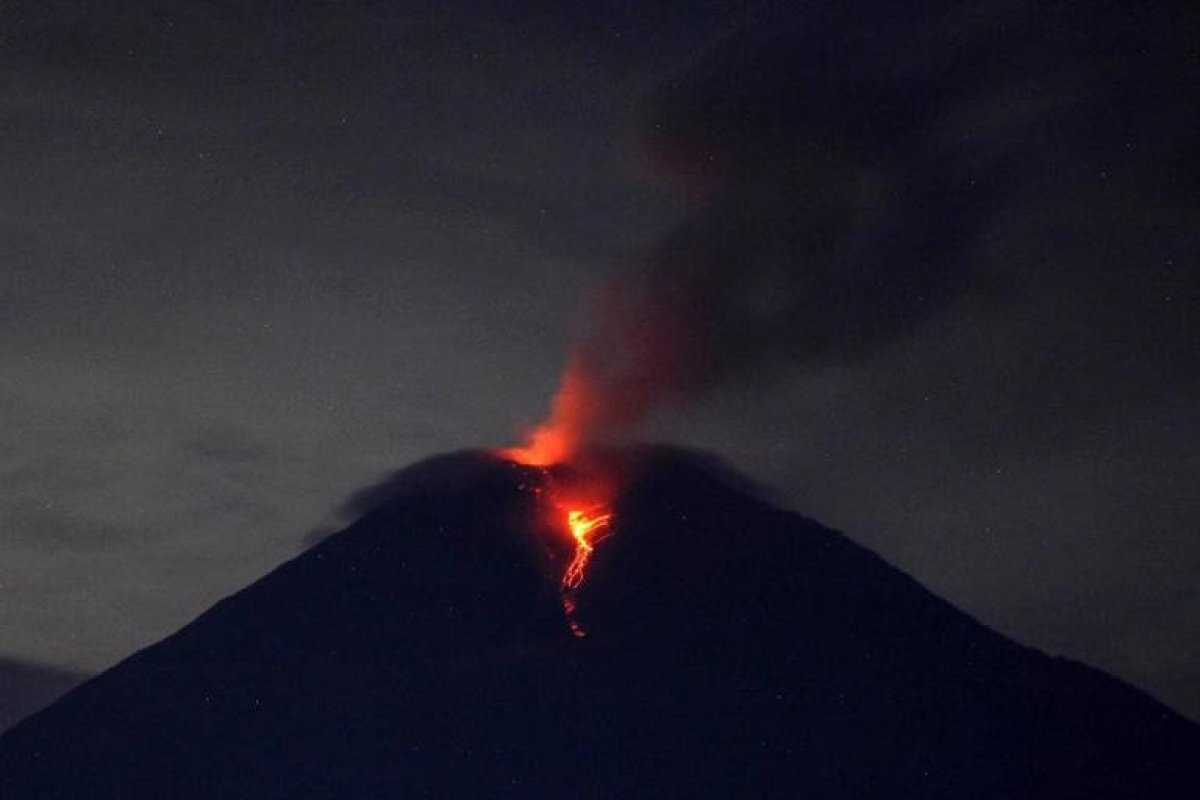 Indonésia: vulcão Semeru entra em erupção e causa evacuação de 2 mil pessoas