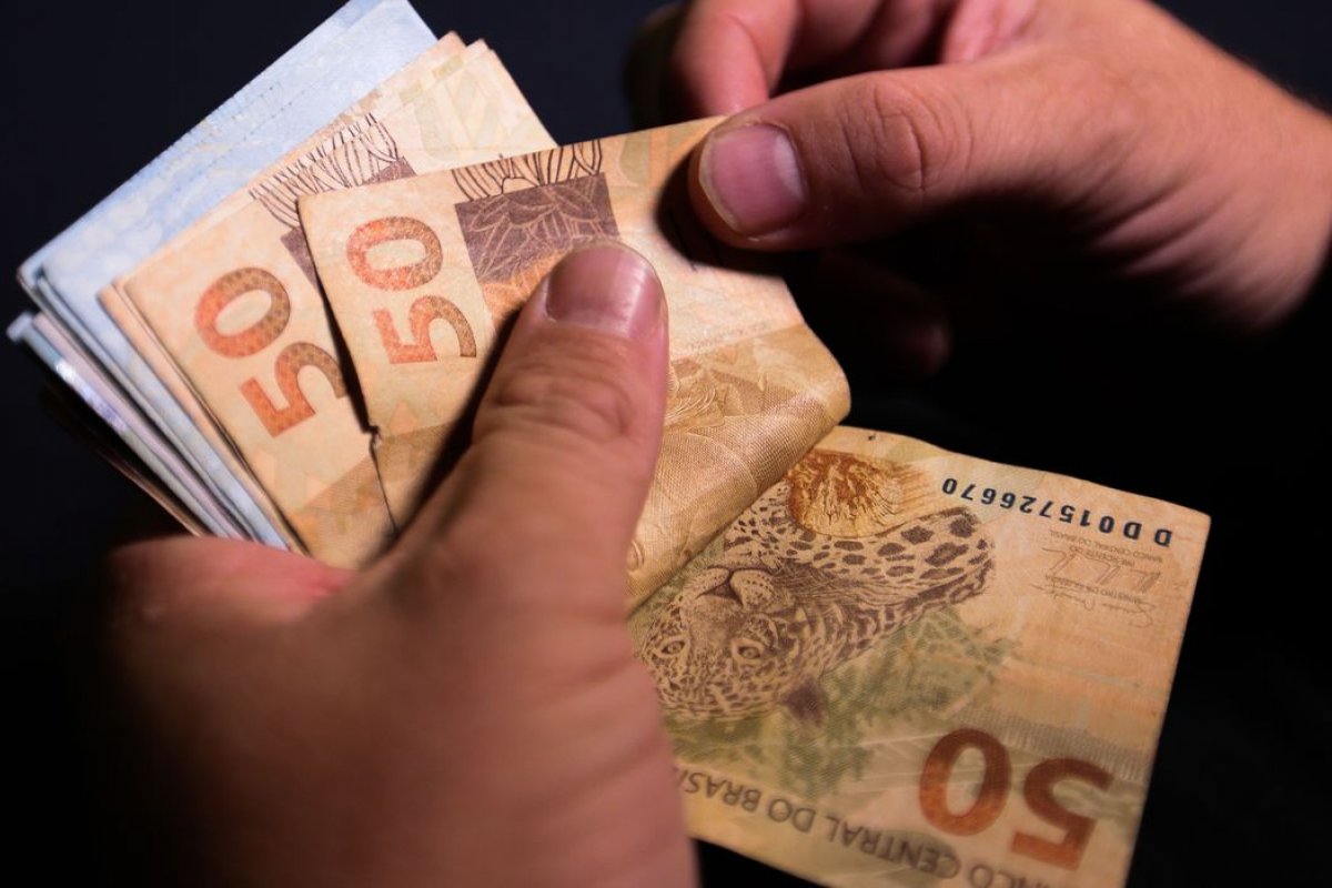 Brasileiros acreditam em maior salário e inflação branda em 2023, mostra pesquisa