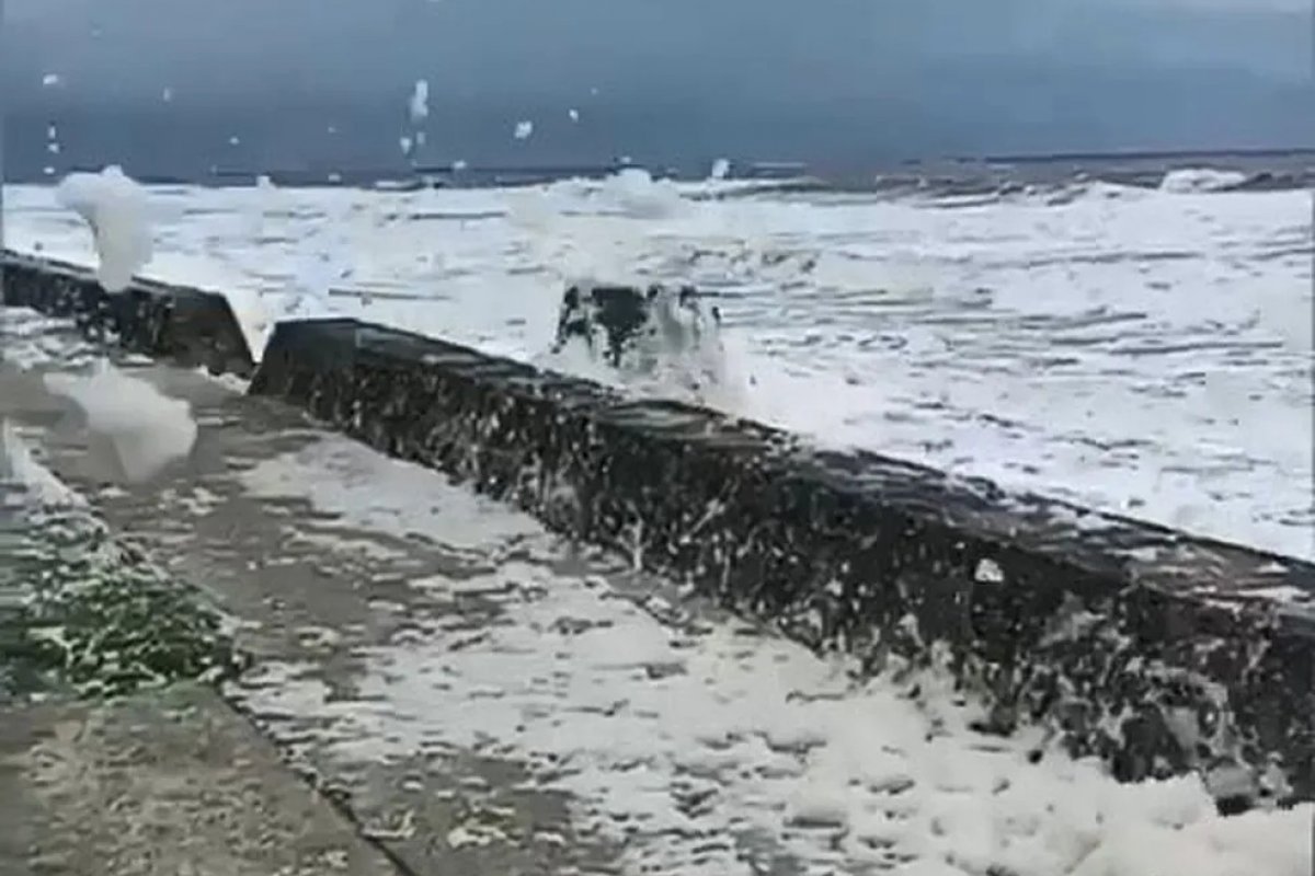 Espuma é encontrada em praias de Ilhéus após fortes chuvas 
