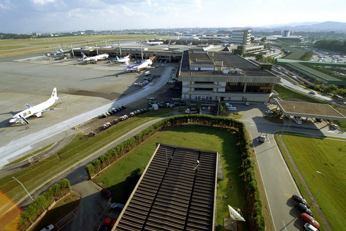 Suspeita de vazamento de gás em restaurante no aeroporto de Guarulhos causa pânico e correria entre passageiros
