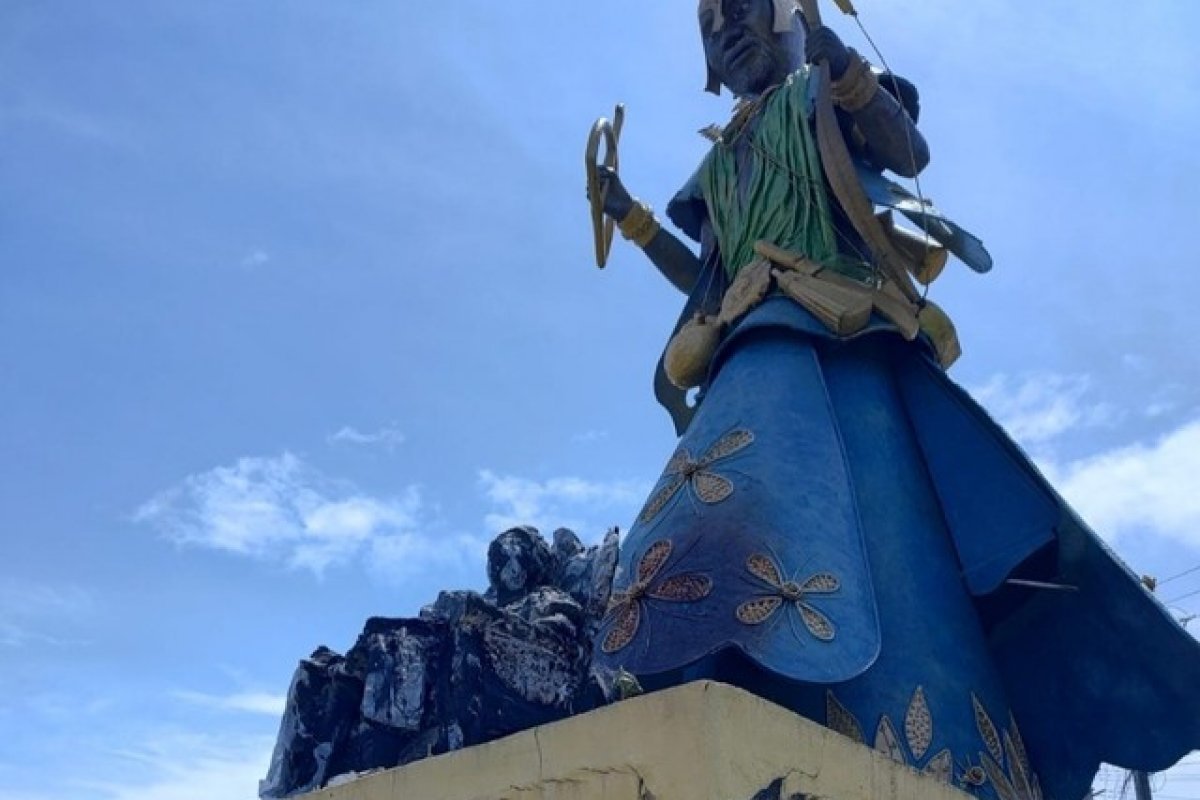 Líderes de diversas religiões realizam ato por paz e respeito em frente à estátua de Mãe Stella de Oxóssi