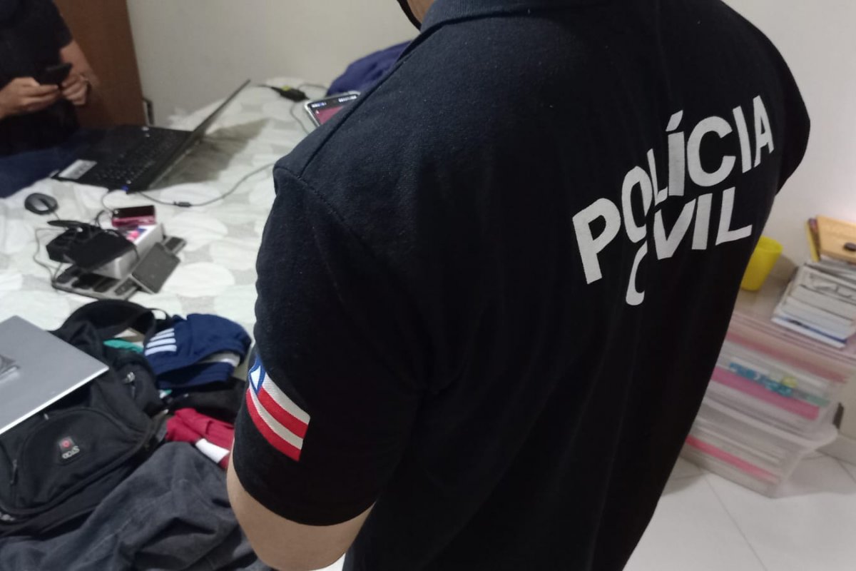 Policiais cumprem mandados em Salvador durante operação de combate à exploração infantojuvenil na internet