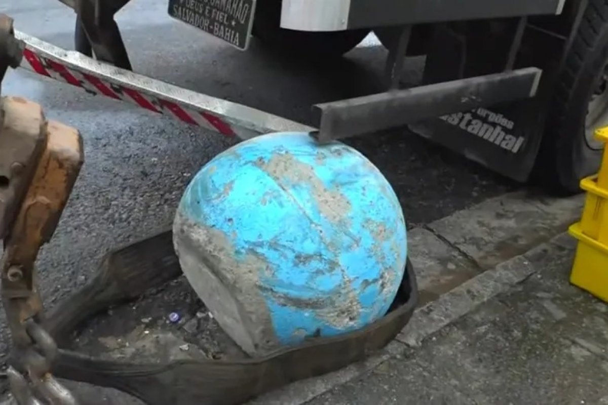 Bola de concreto danifica veículos após ser atingida por carro e descer ladeira em Salvador