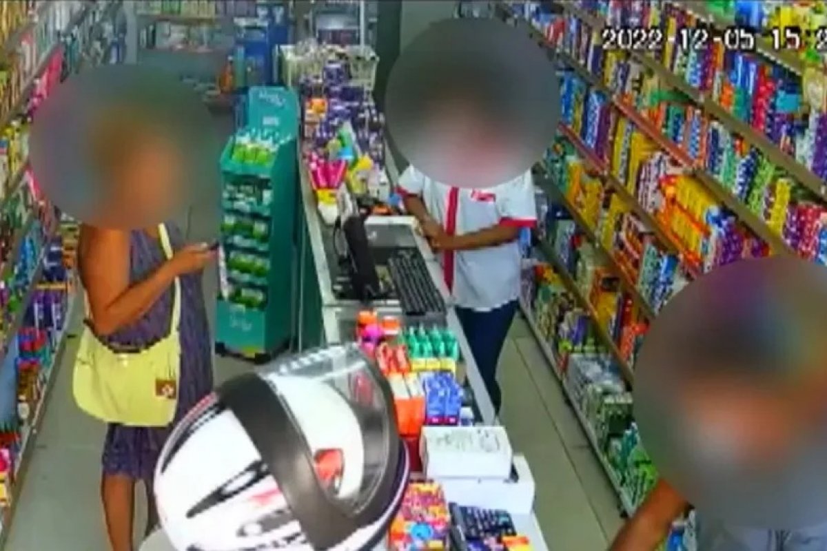 Homem armado se passa por cliente e assalta farmácia no bairro de São Caetano, em Salvador