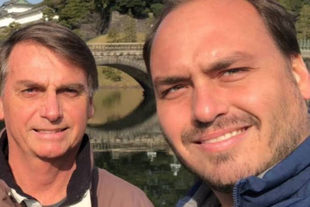 Carlos Bolsonaro completa 40 anos e é parabenizado pelo pai
