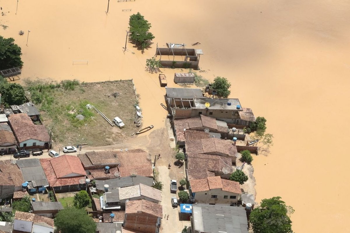 Fortes chuvas deixam pelo menos 22 mortos e milhares de desabrigados no Brasil