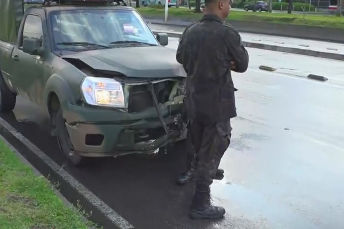 Caminhonete do Exército atinge um poste de iluminação pública em Salvador 