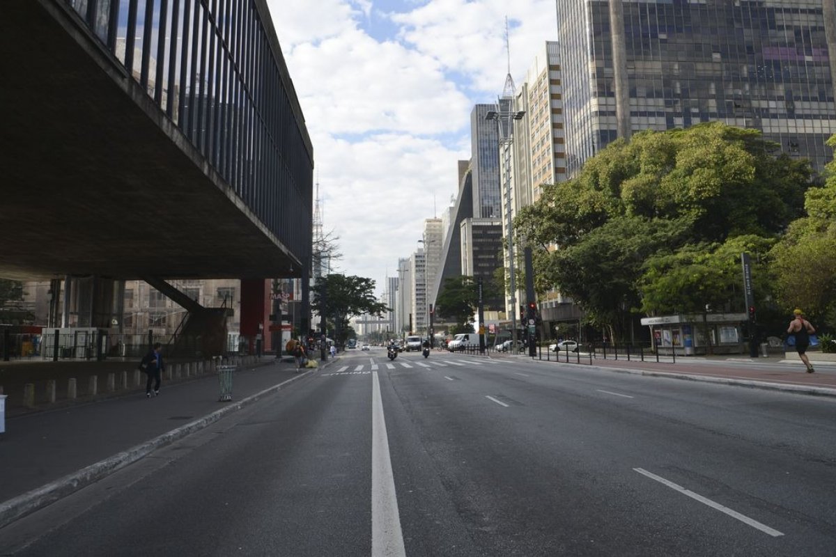 71% dos brasileiros se sentem seguros para andar sozinhos perto de casa, aponta IBGE